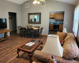 1500 Sq.ft. of Quaint Comfort in the heart of Olney close to downtown! - Olney - Obývací pokoj