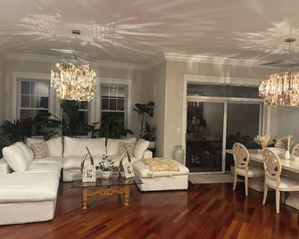 2 bedroom condo in North Kenwood Hyde Park with elevator. - שיקאגו - סלון