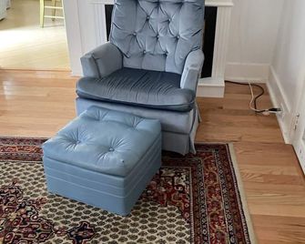 Classic Maine Beach Cottage - In the Heart of Ogt. Village , Walk to everything - Ogunquit - Living room