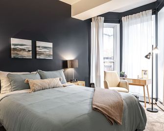 Boho Chic Suite: WiFi, Free onsite parking, board games, short walk to dwntown! - Стретфорд - Спальня