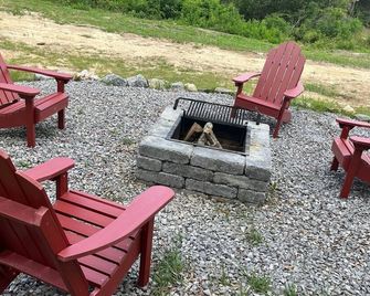 Sleep with the birds, in a cabin aloft in the oaks. - Picayune - Innenhof