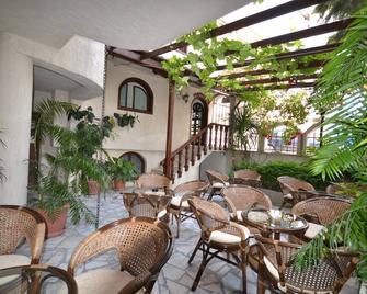 فاميلي هوتل مور - سوزوبول - شرفة مرصوفة