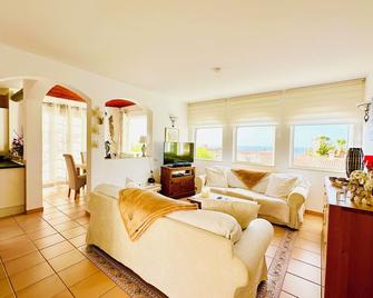 Villa Vista Mar La Pared - La Pared - Living room