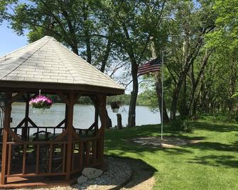 Romantic Riverfront Cabins On The Wabash River - Logansport - Innenhof