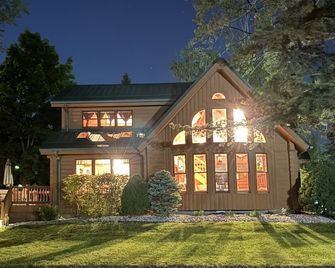 Beautiful Beachfront Custom Log Cabin on Lake Huron - Oscoda - Gebäude
