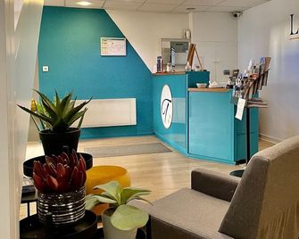 Brit Hotel Dijon Centre Gare - Dijon - Front desk