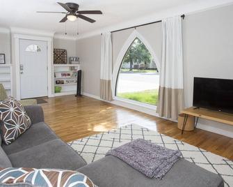 Triangular Casa in Billings - Billings - Living room