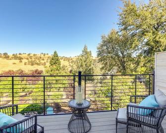 Steps to Sutter Creek Chic Wine Country Cottage - Sutter Creek - Balcony