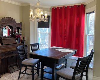 Charming 3-bedroom victorian in downtown Vermillion - Vermillion - Dining room