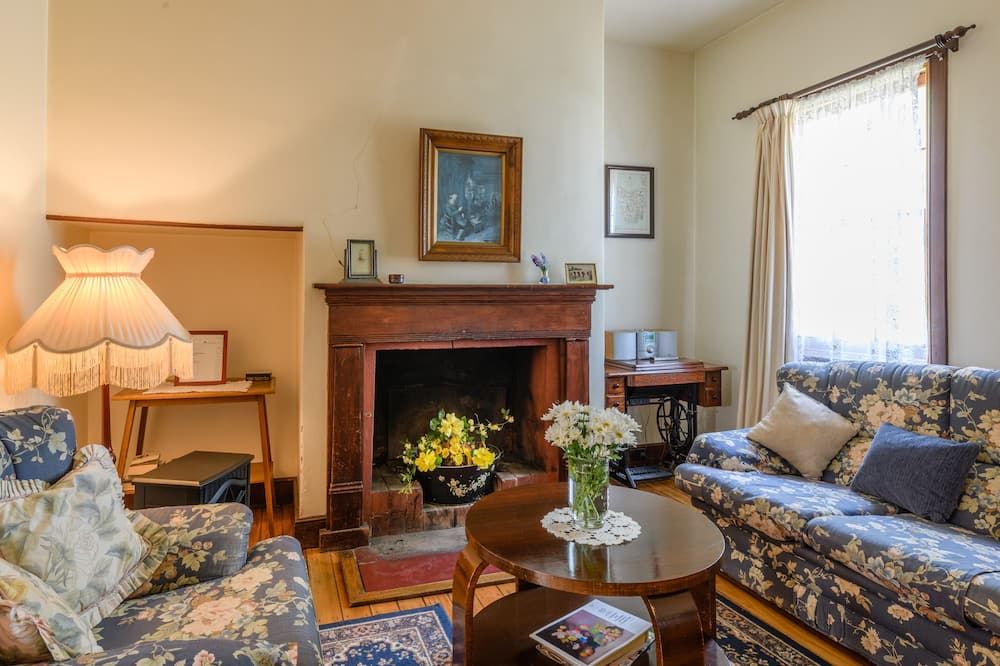 Bridge Cottages Sargeants & Armoury Cottages 1823 - History & Charm - Richmond - Obývací pokoj