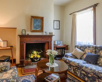 Bridge Cottages Sargeants & Armoury Cottages 1823 - History & Charm - Richmond - Obývací pokoj