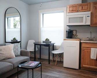 Adorable Apartment On 3rd St. Downtown Mcminnville #13 - McMinnville - Living room