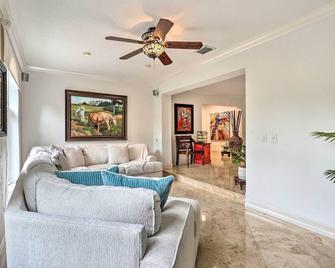 Elegant Miami Home w/ Private Tropical Oasis! - Kendall - Living room