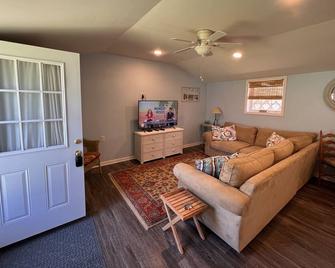 Backyard Cottage Apartment in Aiken - Aiken - Living room