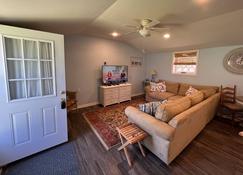 Backyard Cottage Apartment in Aiken - Aiken - Living room
