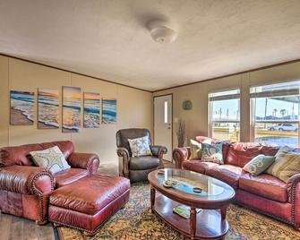 Quaint Port O'Connor Home - 3 Mi to Beach! - Port O'Connor - Sala de estar