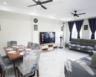 Luxurious Place Mountain View Spacious With Wifi Near Sm Lucena - Lucena - Living room