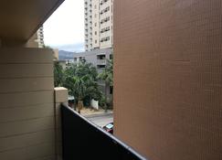Sleeps 4 Guests in Waikiki w\/Pool 3 mins to Beach - Honolulu - Balkon