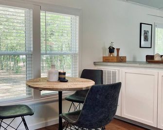 Secluded 2.5-Acre Retreat: Rustic Charm & Modern Comfort in Land O’ Lakes. - Land O' Lakes - Dining room