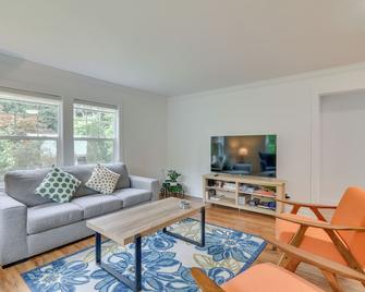 Downtown Home with Patio - Walk to Shops and Dining! - Stevenson - Living room