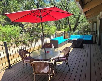 Cozy Upstairs Cabin w/Canal Views 45 mins to slopes & 10 mins to Rollins Lake - Colfax - Balcón