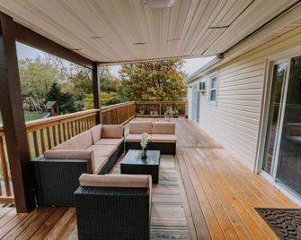 Four seasons vacation home 4 BR with outdoor Hut tub and swimming pool. - Blakeslee - Balcony