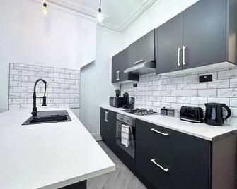 Swanky Seaside Sanctuary W Foozeball - Southend - Southend-on-Sea - Kitchen