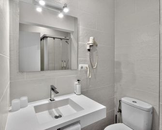 Hotel Cadaqués1962 by Fimedhotels - Cadaques - Bathroom