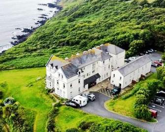 Journeys End with stunning Sea views from the Headland - Coverack - Building