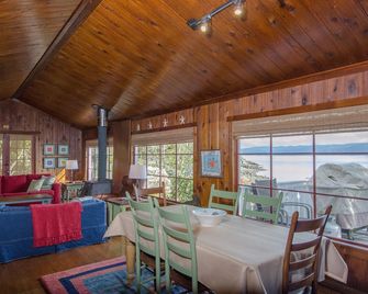 Hood Canal, 1930's Beach Cabin. 315' Cove with Oysters! - Hoodsport - Dining room