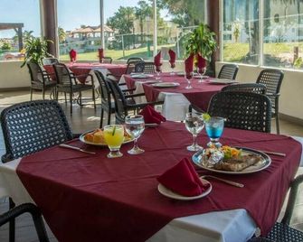 Stylish 2BR Condo Steps to Punta Sur Golf Course - San José del Cabo - Restaurant