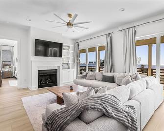 Luxury Views, Heated Pool, Spa, and Golf Green - Gulfport - Olohuone