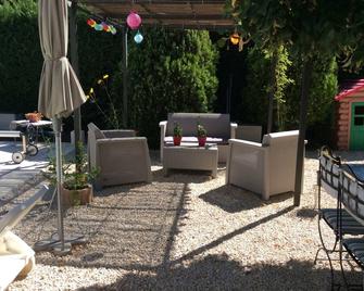 Gite De La Sueur Au Bonheur - La Bouilladisse - Patio