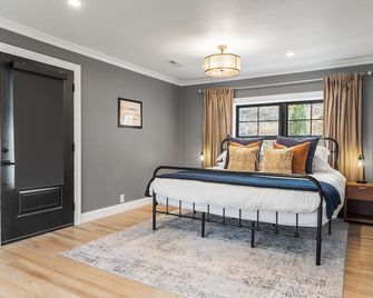 Waterfront•Hot Tub•Arcade•Kayaks•Fishing•Patio•Golf•Sweetens Cove Lodge - South Pittsburg - Bedroom