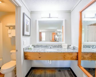 Cozy Garden Inn By OYO Hwy 40 Richmond - Richmond - Badkamer
