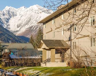 Cozy condo with great downtown location near biking, shopping, dining - Girdwood - Building