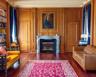 Chateau Herbe ~ Vienna Room - Ashland - Sala de estar