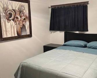 Unique Lake Condo W/ Walking distance from downtown amenities - Beaver Dam - Ložnice