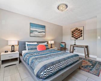 Fully Renovated Beach Condo in a Small Building - Palm Beach Shores - Chambre