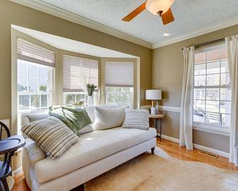 Spacious and Bright Lumberton Home with Backyard! - Lumberton - Living room