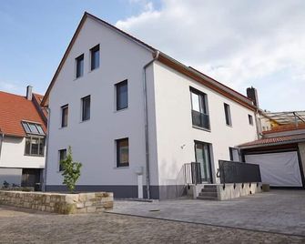 Modernes 48qm Apartment mit französischem Balkon, kostenfreies WLAN, komplett ausgestattete Küchenzeile - Ebelsbach - Building