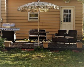 The Bungalow An Inviting Retreat with a Spacious Backyard for BBQs - Grand Forks - Patio