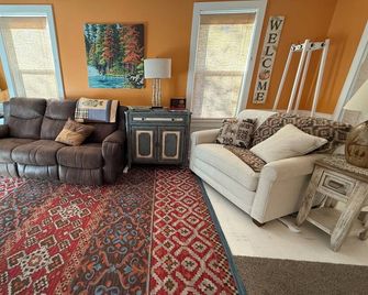Cozy Cottage overlooking beautiful Loyalhanna Creek in Historic Ligonier! - Ligonier - Sala de estar