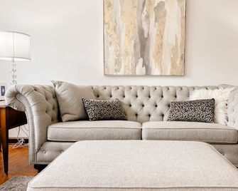 Good Vibes House - Centrally located, cozy house! - Springfield - Living room