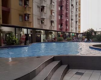 Strategic Studio Apartment At Casablanca East - Yakarta - Piscina