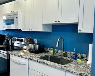 La Brisa - Ocean Views Across from Smathers Beach - Key West - Kitchen