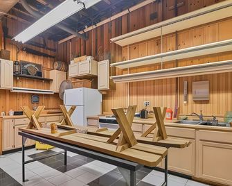 Charming 7-bedroom farmhouse with AC, WiFi in welcoming Honesdale - Honesdale - Kitchen