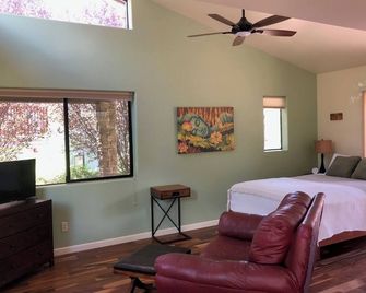 Private Stand Alone Studio Casita Near Oak Creek and Crescent Moon Ranch Park - Sedona - Bedroom