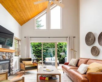 Welcome to Ravensong Cottage! - Parksville - Living room