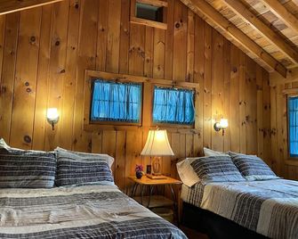 Amber Lantern Motel - לייק ג'ורג' - חדר שינה